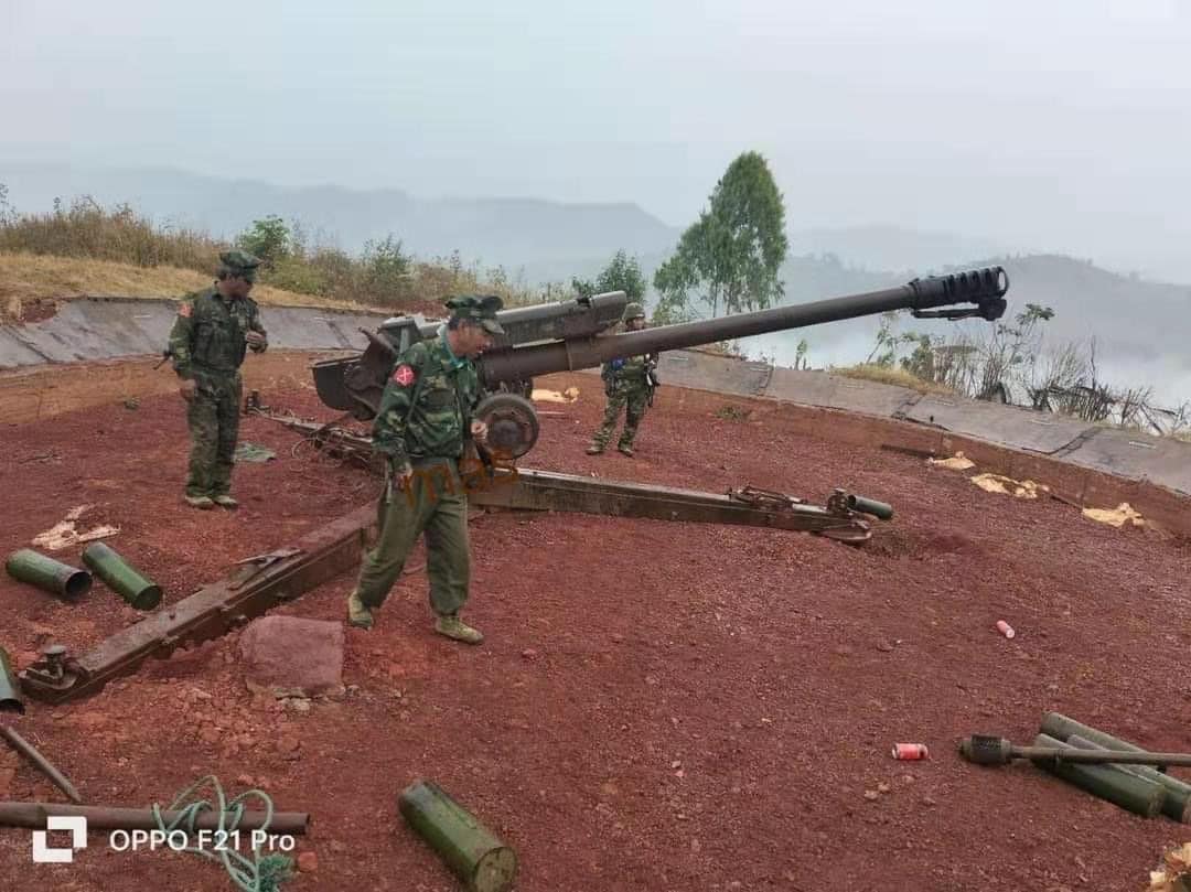 (နမ့်ဖက်ကာရှိ စစ်တပ်ဗျူဟာကုန်းကိုKIA က ဇန်နဝါရီလတွင် တိုက်ခိုက်သိမ်းပိုက်ပြီးနောက် သိမ်းဆည်းရရှိသောလက်နက် ခဲယမ်းများ။ဓါတ်ပုံ- 7 Stars News၊Myu Tsaw Kasa)