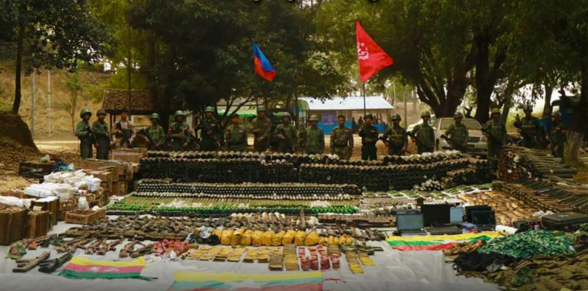 (AA သိမ်းပိုက်ထားသော မြို့များပြ မြေပုံနှင့် ရခိုင်ပြည်နယ်ရှိ စစ်ကောင်စီတပ်စခန်းများသိမ်းဆည်းရရှိသော လက်နက် ခဲယမ်းများ။ ဓါတ်ပုံ-AA Info Desk)