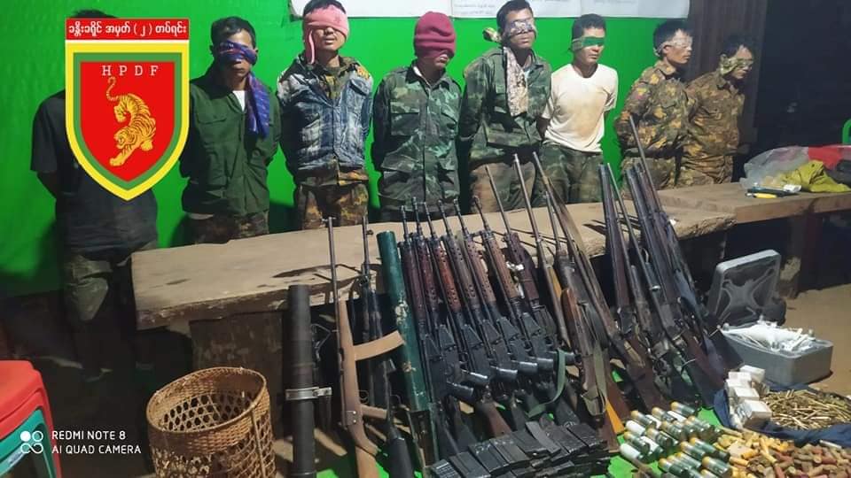 (ပြည်သူ့ကာကွယ်ရေးတပ်ဖွဲ့ဝင်များ/မြို့သိမ်းတိုက်ပွဲတွင်ဖမ်းဆီးရရှိသော စစ်သုံ့ပန်းနှင့်လက်နက်ခဲယမ်းများ/ ရွှေပြည်အေးမြို့ မြင်ကွင်း။ဓါတ်ပုံ-HPDF ၊NUG)