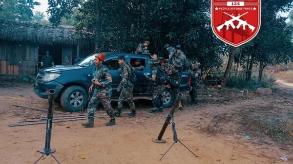 (ရွှေပြည်အေးမြို့အား ခုခံကာကွယ်နေသည့် ဟုမ္မလင်းPDFမှ ရဲဘော်များအား တွေ့ရစဉ်။ ဓာတ်ပုံ - HPDF)