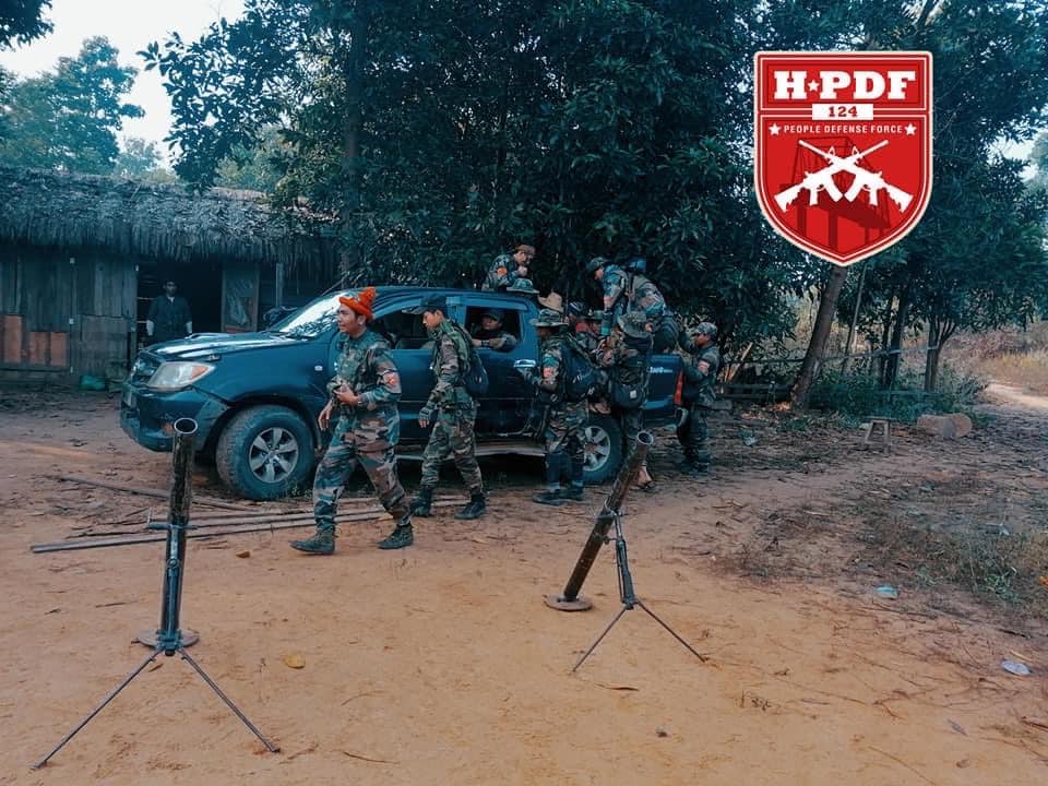 (ရွှေပြည်အေးမြို့အား ခုခံကာကွယ်နေသည့် ဟုမ္မလင်းPDFမှ ရဲဘော်များအား တွေ့ရစဉ်။ ဓာတ်ပုံ - HPDF)