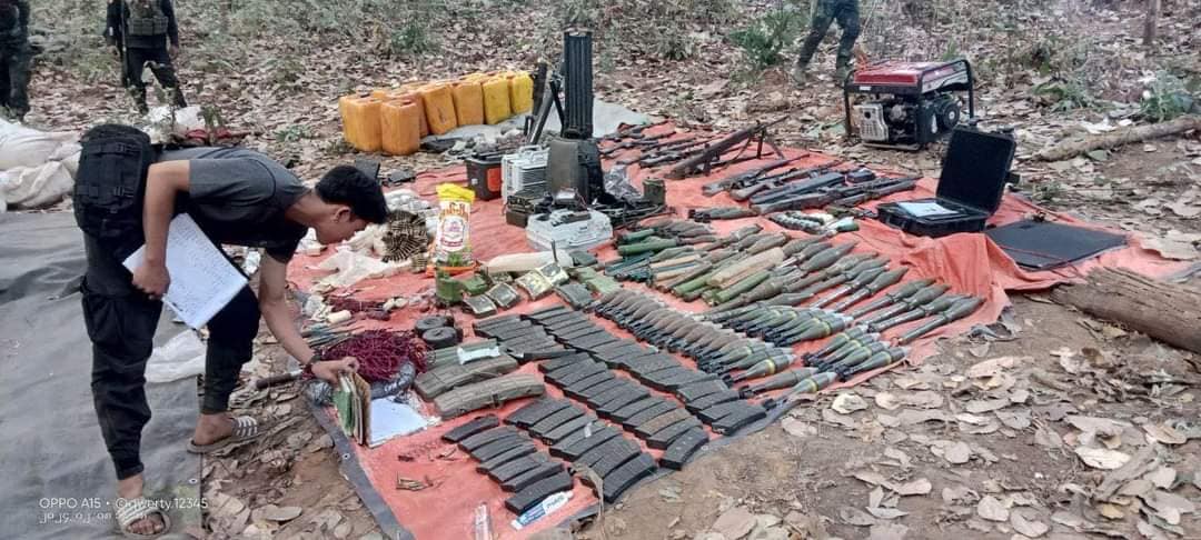 (စစ်တပ်စခန်းမှသိမ်းဆည်းရရှိသောလက်နက်ခဲယမ်းများနှင့် ကရင်နီတပ်ပေါင်းစုမှတပ်ဖွဲ့ဝင်များ။ဓါတ်ပုံ-KPLA)