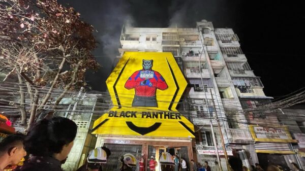 (အောင်မြေသာဇံမြို့နယ်ရှိ Black Panther မှန်မကွဲအရောင်းဆိုင် မီးလောင်မှုငြှိမ်းသတ်နေစဉ်၊ဓာတ်ပုံ - Than Htay/FB)