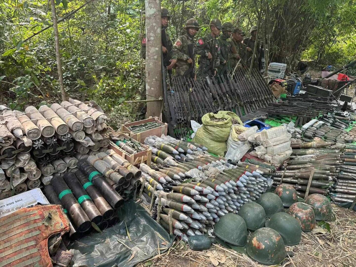 (တာမခန် စစ်​ကောင်စီတပ်စခန်းကို Google Earth တွင်​တွေ့ရမှု/ မံစီမြို့နယ် စီခမ်းကြီးစစ်တပ်စခန်းသိမ်းပြီး​နောက် စစ်​ကောင်စီတပ်ထံမှ သိမ်းဆည်းရရှိ​​သောလက်နက်ခဲယမ်းများ ။ဓါတ်ပုံ-CJ)