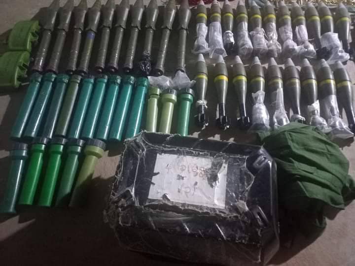(စစ်ကောင်စီတပ်ထံမှ သိမ်းဆည်းရရှိသော လက်နက်ခဲယမ်းနှင့် စစ်သုံးပစ္စည်းများ။ဓါတ်ပုံ- Ko Hmway )