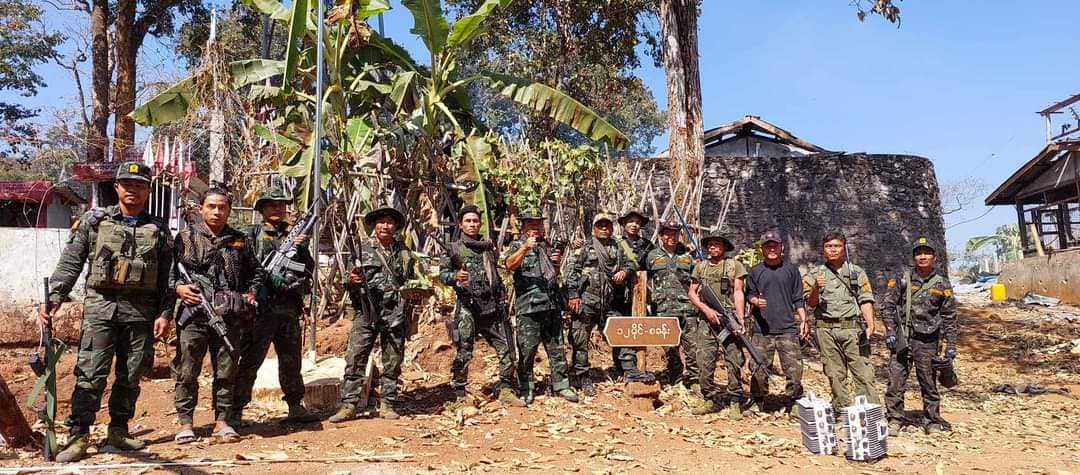 (စစ်တပ်စခန်းမှသိမ်းဆည်းရရှိသောလက်နက်ခဲယမ်းများနှင့် ကရင်နီတပ်ပေါင်းစုမှတပ်ဖွဲ့ဝင်များ။ဓါတ်ပုံ-KPLA)