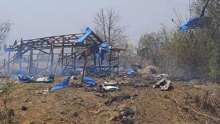 (စစ်ကောင်စီက လေကြောင်းမှ တိုက်ခိုက်ခဲ့သည့် စစ်ကိုင်းတိုင်း၊ ကန့်ဘလူမြို့နယ်အရှေ့ပိုင်းရှိ ပဇီကြီးရွာတွင် ၂၀၂၃ ဧပြီ ၁၁ရက်က တွေ့ရသည့် အပျက်အစီးနှင့် ရုပ်ကြွင်းများ။ ဓာတ်ပုံ - CJ)