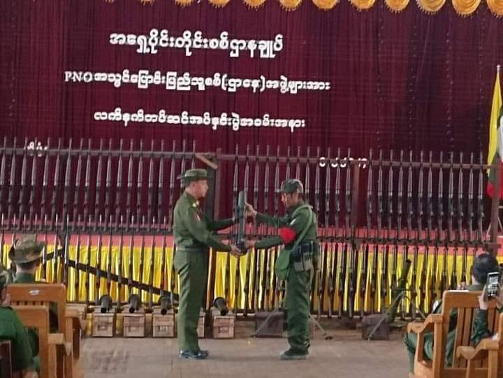 (PNO ပြည်သူ့စစ် တပ်ဖွဲ့ဝင်များကို စစ်​ကောင်စီတပ်က ​ဖေ​ဖော်ဝါရီ လဆန်းတွင်လက်နက်တပ်ဆင်​နေစဥ်။ဓါတ်ပုံ-စစ်​ကောင်စီ)