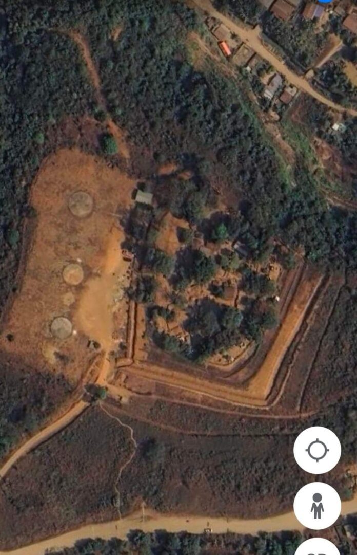 (တာမခန် စစ်​ကောင်စီတပ်စခန်းကို Google Earth တွင်​တွေ့ရမှု/ မံစီမြို့နယ် စီခမ်းကြီးစစ်တပ်စခန်းသိမ်းပြီး​နောက် စစ်​ကောင်စီတပ်ထံမှ သိမ်းဆည်းရရှိ​​သောလက်နက်ခဲယမ်းများ ။ဓါတ်ပုံ-CJ)