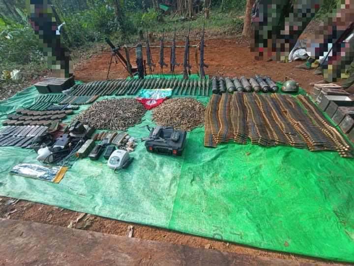 (စစ်ကောင်စီတပ်ထံမှ သိမ်းဆည်းရရှိသော လက်နက်ခဲယမ်းများ။ဓာတ်ပုံ - Lahtaw Zau Seng)