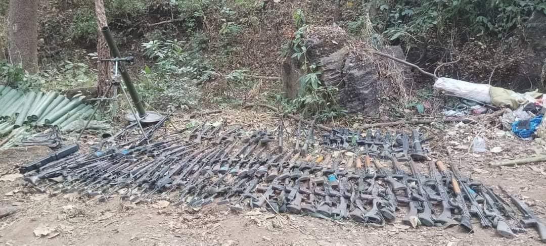 (စစ်ကောင်စီတပ်ထံမှ သိမ်းဆည်းရရှိသောလက်နက်ခဲယမ်းများနှင့် စစ်သုံပန်းမျာ ။ဓါတ်ပုံ-နေပြည်တော်သိမ်းပိုက်အောင်လံစိုက်)