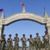 (မြောက်ဦးမြို့အဝင်မုဒ်ဦးတွင် ရက္ခိုင့်တပ်တော်(AA)အလံ လွှင့်ထူထားပြီး တိုက်ပွဲဝင် AA ရဲဘော်များကို မုဒ်ဦးရှေ့၌ ဇန်နဝါရီလဆန်းက တွေ့ရစဥ်။ ဓာတ်ပုံ - AA Info Desk)
