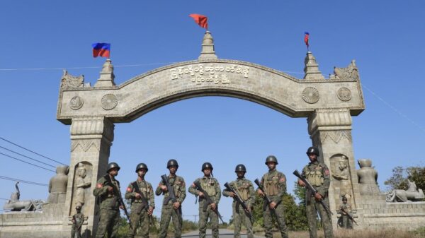 (မြောက်ဦးမြို့အဝင်မုဒ်ဦးတွင် ရက္ခိုင့်တပ်တော်(AA)အလံ လွှင့်ထူထားပြီး တိုက်ပွဲဝင် AA ရဲဘော်များကို မုဒ်ဦးရှေ့၌ ဇန်နဝါရီလဆန်းက တွေ့ရစဥ်။ ဓာတ်ပုံ - AA Info Desk)