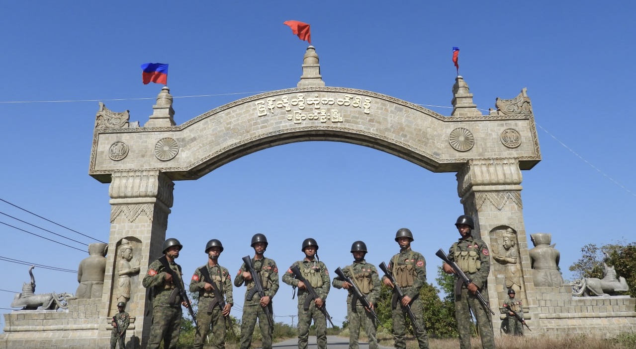 (မြောက်ဦးမြို့အဝင်မုဒ်ဦးတွင် ရက္ခိုင့်တပ်တော်(AA)အလံ လွှင့်ထူထားပြီး တိုက်ပွဲဝင် AA ရဲဘော်များကို မုဒ်ဦးရှေ့၌ ဇန်နဝါရီလဆန်းက တွေ့ရစဥ်။ ဓာတ်ပုံ - AA Info Desk)