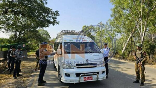 (စစ်​ကောင်စီက စစ်မှုမထမ်းမ​နေရ ဥပ​ဒေအ​ကြောင်းဝါဒဖြန့်စာများလိုက်လံဖြန့်​ဝေ​နေစဥ်။ ဓါတ်ပုံ-စစ်​ကောင်စီ/စစ်မှုထမ်း​စေခိုင်းခြင်းဆိုင်ရာ တိုင်ကြားရန်ပုံစံကိုNUG က ထုတ်ပြန်အသိ​ပေးထားမှု)