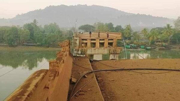 (စစ်​ကောင်စီတပ် မိုင်းခွဲဖျက်ဆီးခဲ့​သောကျောက်ကြီးပေါက်တံတားကို​တွေ့ရစဥ်။ဓါတ်ပုံ-CJ)