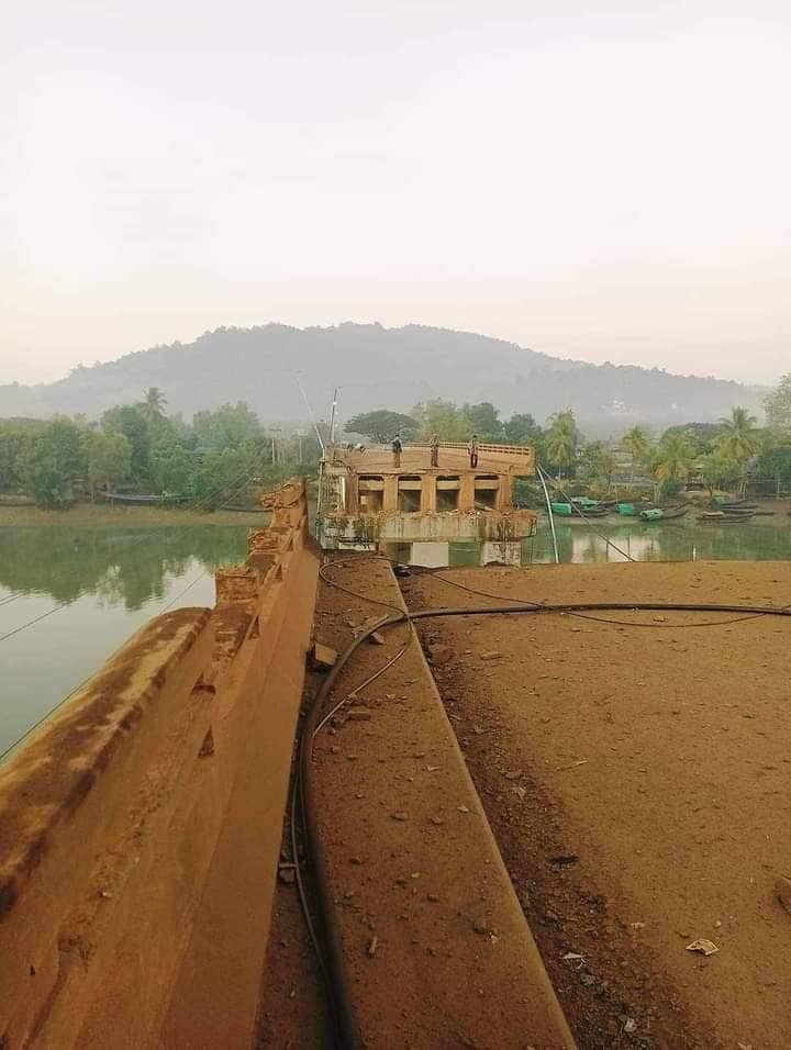 (စစ်​ကောင်စီတပ် မိုင်းခွဲဖျက်ဆီးခဲ့​သောကျောက်ကြီးပေါက်တံတားကို​တွေ့ရစဥ်။ဓါတ်ပုံ-CJ)