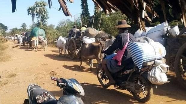 (ဖေဖော်ဝါရီလတွင် ရေဦးမြိုနယ်သို့ စစ်ကောင်စီစစ်ကြောင်းထိုးနေ၍ ထွက်ပြေးတိမ်းရှောင်ခဲ့ရသော ပြည်သူများ။ဓါတ်ပုံ-ရေဦးမြို့နယ် စစ်ရှောင်ပြည်သူထောက်ပံ့ရေး၊ Peoople Defence Comrade)