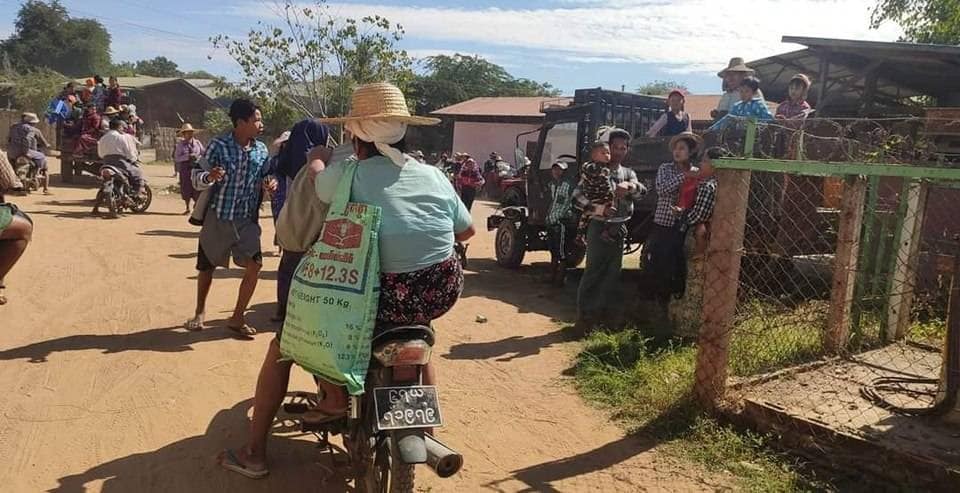 (ဖေဖော်ဝါရီလတွင် ရေဦးမြိုနယ်သို့ စစ်ကောင်စီစစ်ကြောင်းထိုးနေ၍ ထွက်ပြေးတိမ်းရှောင်ခဲ့ရသော ပြည်သူများ။ဓါတ်ပုံ-ရေဦးမြို့နယ် စစ်ရှောင်ပြည်သူထောက်ပံ့ရေး၊ Peoople Defence Comrade)
