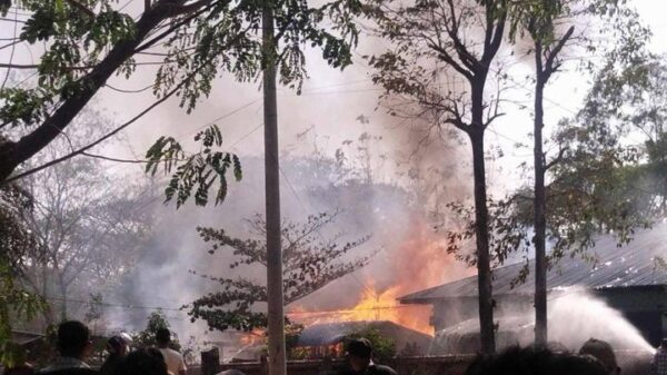 (အုတ်ဖိုမြို့ရှိ စစ်ကောင်စီ စရဖရုံး ပေါက်ကွဲမှုဖြစ်ပြီး မီးလောင်နေစဥ်။ ဓာတ်ပုံ-CJ/ပေးပို့)