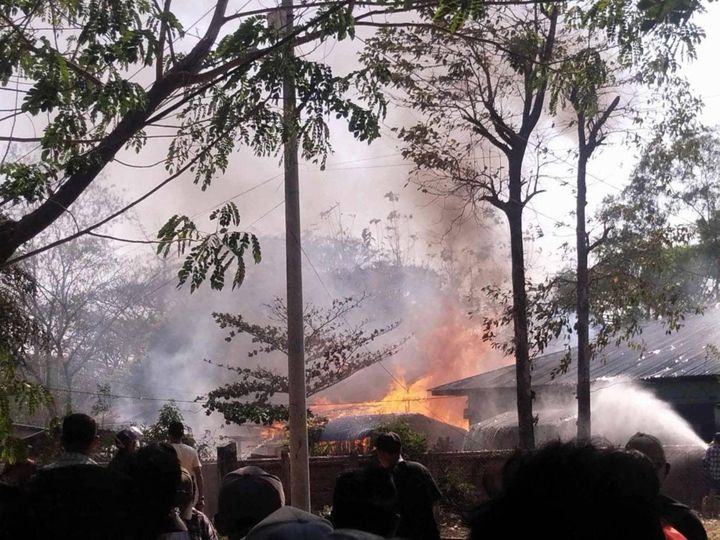 (အုတ်ဖိုမြို့ရှိ စစ်ကောင်စီ စရဖရုံး ပေါက်ကွဲမှုဖြစ်ပြီး မီးလောင်နေစဥ်။ ဓာတ်ပုံ-CJ/ပေးပို့)