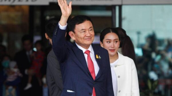 ထောင်ကလွတ်ပြီး သက်ဆင်ဟာ အားနည်းနေသေးပေမယ့် ပျော်ပျော်ရွှင်ရွှင် ရှိနေတယ်လို့ ထိုင်းဝန်ကြီးချုပ်ပြော