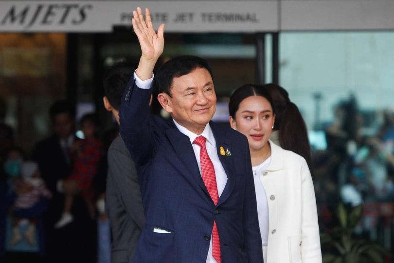 ထောင်ကလွတ်ပြီး သက်ဆင်ဟာ အားနည်းနေသေးပေမယ့် ပျော်ပျော်ရွှင်ရွှင် ရှိနေတယ်လို့ ထိုင်းဝန်ကြီးချုပ်ပြော