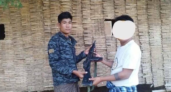 (အလင်းဝင်လာသော ရဲတပ်သားအား သိန်းငါးဆယ်ချီးမြှင့်နေစဥ်။ ဓာတ်ပုံ-မြိုင်ပကဖ)