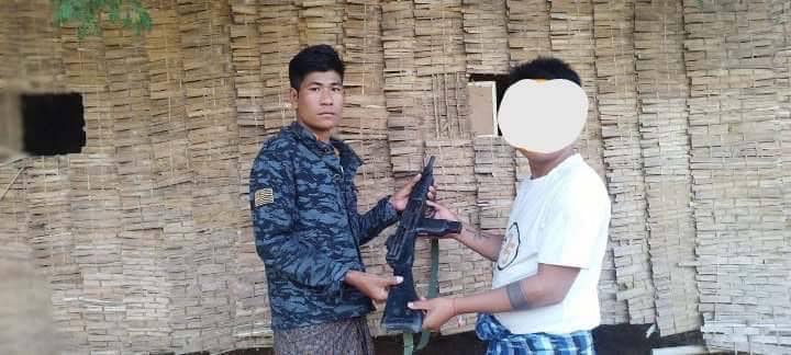 (အလင်းဝင်လာသော ရဲတပ်သားအား သိန်းငါးဆယ်ချီးမြှင့်နေစဥ်။ ဓာတ်ပုံ-မြိုင်ပကဖ)