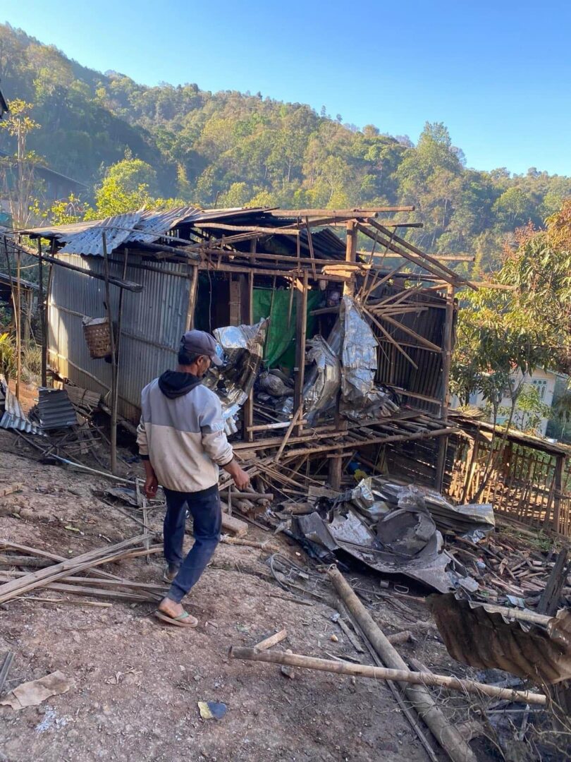 ဆီဆိုင်မြို့နယ်တွင် စစ်ကောင်စီတပ် ပစ်ခတ်တိုက်ခိုက်မှုကြောင့် နေအိမ်များပျက်စီးနေသည်ကို ဖေဖော်ဝါရီ ၁၈ရက်က တွေ့ရစဉ်။ (ဓာတ်ပုံ - PNLA)