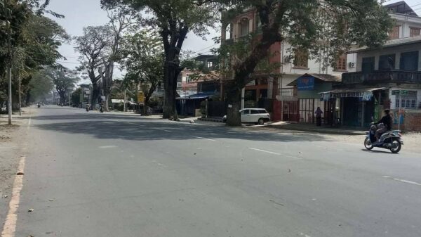 (တိုက်ပွဲများဖြစ်ပွားနေသော က​လေးမြို့​၌ ယနေ့ (ဖေ​ဖော်ဝါရီ ၂၇ ရက်)က လူသွားလူလာရှင်း​နေသည်ကို တွေ့ရစဥ် ။(ဓာတ်ပုံ - CJ)