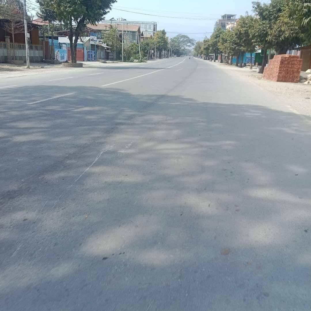 (တိုက်ပွဲများဖြစ်ပွားနေသော ကလေးမြို့၌ ယနေ့ (ဖေဖော်ဝါရီ ၂၇ ရက်)က လူသွားလူလာရှင်းနေသည်ကို တွေ့ရစဥ် ။(ဓာတ်ပုံ - CJ)