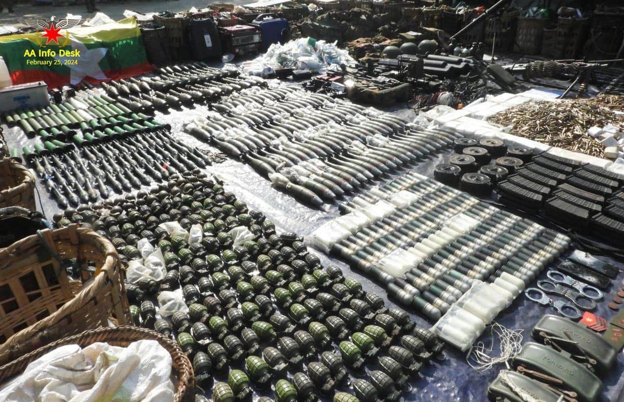 (ဖေဖော်ဝါရီ ၂၄ရက်နှင့် ၂၅ရက်တိုက်ပွဲအတွင်း ရမ်းဗြဲမြို့သို့ စစ်ကူသွားသော စစ်ကောင်စီတပ်ထံမှ AA သိမ်းဆည်းရရှိသော လက်နက်ခဲယမ်းနှင့်ဆက်စပ် ပစ္စည်းများ။ဓာတ်ပုံ-AA Info Desk)