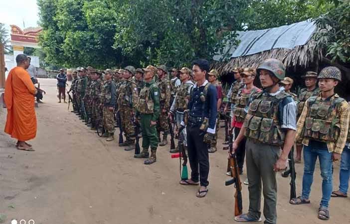 (ပျူ​စောထီးစစ်သင်တန်းတက်​ရောက်​နေသူများနှင့် ပျူ​ခေါင်း​ဆောင် သက်န်းဝတ် ဝါသဝကို ၂၀၂၂ ​အောက်တိုဘာလက​တွေ့ရစဥ်။ဓါတ်ပုံ-စစ်​ကောင်စီ)