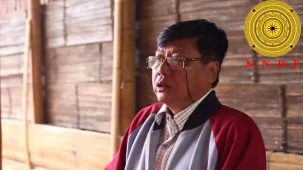 လွိုင်ကော်တက္ကသိုလ် ပါမောက္ခချုပ် ဦးအောင်ခင်မြင့်အား ၂၀၂၃ နိုဝင်ဘာ၂၀ ရက်က KNDF ထုတ်ပြန်သည့် ဗီဒီယိုတွင် တွေ့ရစဉ်။(ဓာတ်ပုံ - KNDF)