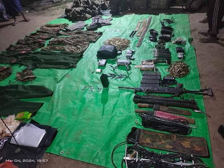 (စစ်​ကောင်စီတပ်ထံမှ သိမ်းဆည်းရရှိ​သောလက်နက်ခဲယမ်းများနှင့် စစ်သုံးပစ္စည်းများ/ စစ်​ကောင်စီတပ်​လေ​ကြောင်းတိုက်ခိုက်မှု​ကြောင့် အပျက်အစီးများ။ဓါတ်ပုံ-​ကောလင်းခရိုင်အမှတ်(၁)တပ်ရင်း)