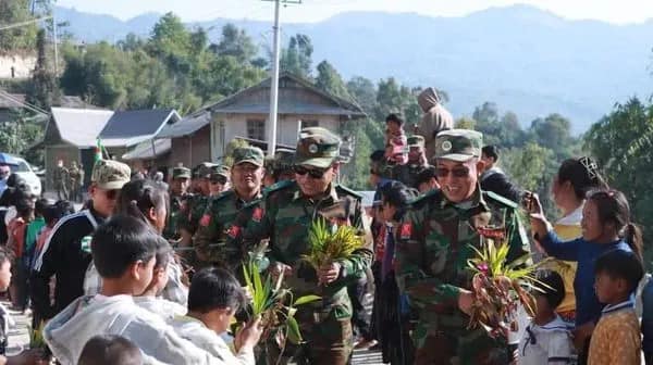 တပ်မဟာ (၁)၊ (၃)၊ (၅) စစ်ဒေသရှိ ဒေသခံများအား TNLA ခေါင်းဆောင်များက ၂၀၂၃ ဖေဖော်ဝါရီတွင် တွေ့ဆုံနေစဉ်။(ဓာတ်ပုံ - Ta'ang State TV)