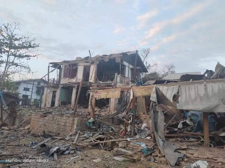(စစ်ကောင်စီတပ်ထံမှ သိမ်းဆည်းရရှိသောလက်နက်ခဲယမ်းများနှင့် စစ်သုံးပစ္စည်းများ/ စစ်ကောင်စီတပ်လေကြောင်းတိုက်ခိုက်မှုကြောင့် အပျက်အစီးများ။ဓါတ်ပုံ-ကောလင်းခရိုင်အမှတ်(၁)တပ်ရင်း)