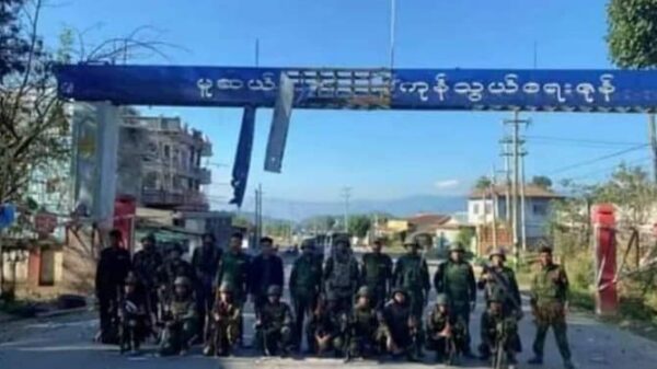 မူဆယ်မြို့ (၁၀၅)မိုင်ကုန်သွယ်ရေးဇုန်ရှေ့တွင် တွေ့ရသော မြောက်ပိုင်းမဟာမိတ်သုံးဖွဲ့မှ ရဲဘော်များ။(ဓာတ်ပုံ - AA)