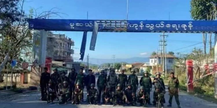 မူဆယ်မြို့ (၁၀၅)မိုင်ကုန်သွယ်ရေးဇုန်ရှေ့တွင် တွေ့ရသော မြောက်ပိုင်းမဟာမိတ်သုံးဖွဲ့မှ ရဲဘော်များ။(ဓာတ်ပုံ - AA)