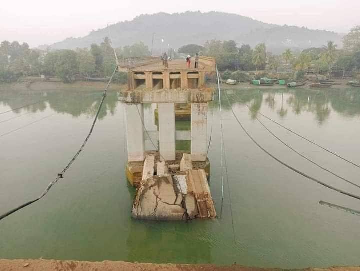 (ရမ်းဗြဲတိုက်ပွဲတွင်AA ဖမ်းဆီးခဲ့သည့်စစ်သုံ့ပန့်စစ်ကောင်စီခလရ(၃၆)မှဆေးမှူး ဒုအရာခံဗိုလ် မျိုးခန့်နှင့် မအိတံတားကိုစစ်ကောင်စီဖျက်ဆီးပြီးနောက်တွေ့ရမှု။ဓါတ်ပုံ-AA၊ CJ)