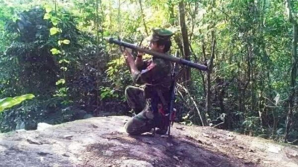 (KIA ရဲဘော်တစ်ဦး တိုက်ပွဲအတွင်း လက်နက်ကြီး ပစ်ခတ်နေသည်ကို တွေ့ရစဉ်။ ဓာတ်ပုံ - Myu Tsaw Kasa/FB)