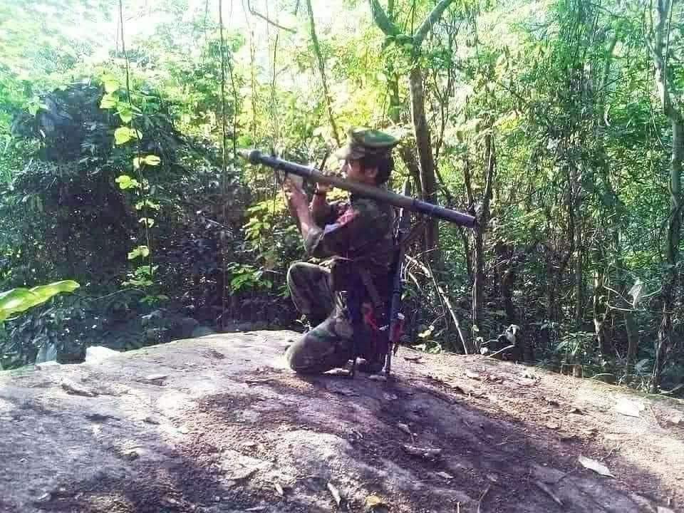 (KIA ရဲဘော်တစ်ဦး တိုက်ပွဲအတွင်း လက်နက်ကြီး ပစ်ခတ်နေသည်ကို တွေ့ရစဉ်။ ဓာတ်ပုံ - Myu Tsaw Kasa/FB)