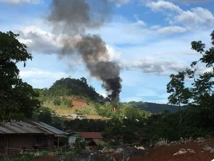 (၂၀၂၁ ​မေလ ၂၄ ရက် ည​နေပိုင်းတွင်​ဆောင်​ပြောင်းရဲစခန်းမီး​လောင်​နေသည်ကို အ​ဝေးမှ ​တွေ့ရစဥ်။ဓါတ်ပုံ-CJ)
