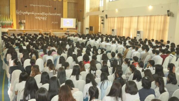 (ဖေဖော်ဝါရီလကုန်ပိုင်းက ကျောင်းသားလူငယ်များကို စစ်အုပ်စုက စစ်မှုမထမ်းမနေရ ဥပဒေအကြောင်း ဝါဒဖြန့်နေစဉ်။ ဓာတ်ပုံ - စကစ)