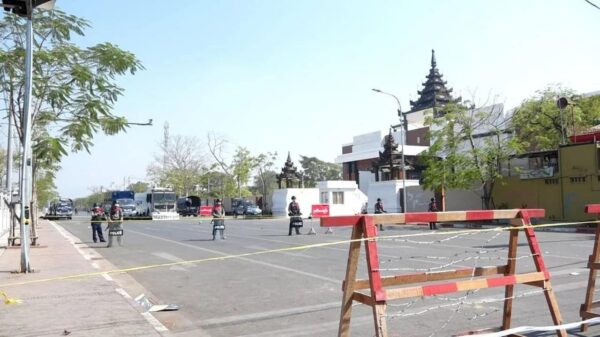 (ရတနာပုံခန်းမရှေ့တွင် လုံခြုံရေးယူနေသော စစ်ကောင်စီလက်ပါးစေ ရဲများအား တွေ့ရစဉ်။ ဓာတ်ပုံ - CJ)