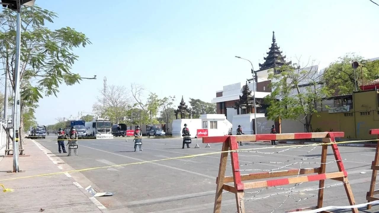 (ရတနာပုံခန်းမရှေ့တွင် လုံခြုံရေးယူနေသော စစ်ကောင်စီလက်ပါးစေ ရဲများအား တွေ့ရစဉ်။ ဓာတ်ပုံ - CJ)