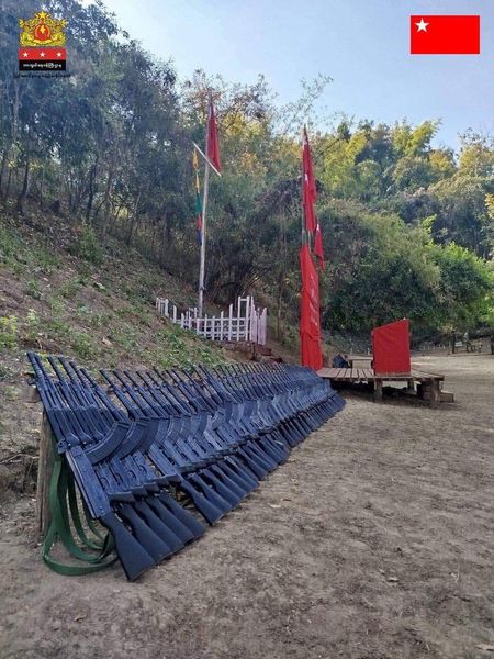 (အမှတ်(၁)စစ်ဒေသ၊ မကွေးတိုင်းကွပ်ကဲရေးရုံးမှ ဦးစီးကျင်းပသော စုဖွဲ့၊ လေ့ကျင့်၊ လက် နက်တပ်ဆင်မှုသင်တန်း အပတ်(၈) သင်တန်း ဆင်းပွဲနှင့်လက်နက်တပ်ဆင်ပွဲပြုပြုလုပ်စဥ်။ဓါတ်ပုံ-NUGMOD၊ အမှတ်(၁)စစ်ဒေသ)