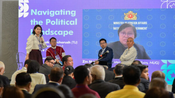 (ထိုင်းလွှတ်​တော်အတွင်း မြန်မာ့အ​ရေး​ဆွေး​နွေး​နေကြစဥ်။ ဓါတ်ပုံ- Reporters)