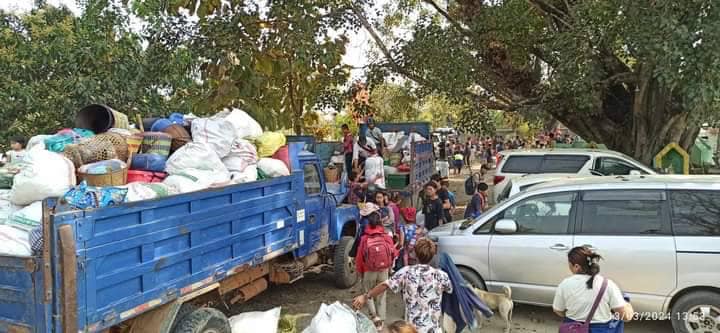 (ဝိုင်းမော်မြို့တွင် ပိတ်မိနေသောစစ်ရှောင်များ ထွက်ခွာရန်ပြင်ဆင်နေစဉ်။ ဓာတ်ပုံ - CJ)